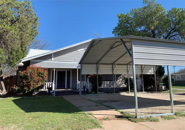 Photo 2 of Single family home for sale at 915 2nd St, Graham, TX 76450 | MLS# 21365409 | Listing updated on 2026-10-02