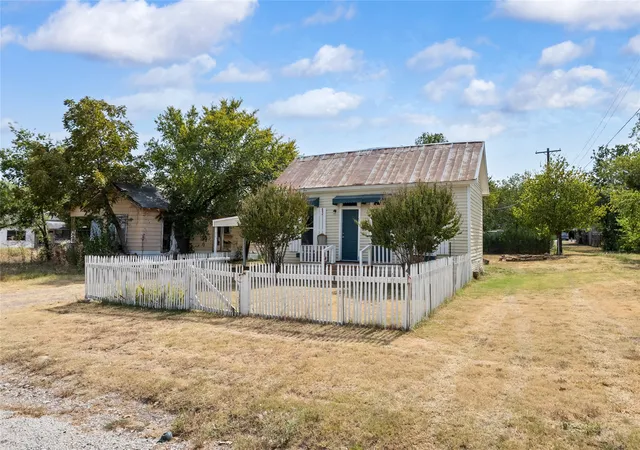 Photo 2 of Single family home for sale at 904 Ave F, Cisco, TX 76437 | MLS# 21369600 | Listing updated on 2026-08-26