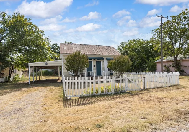 Photo 3 of Single family home for sale at 904 Ave F, Cisco, TX 76437 | MLS# 21369600 | Listing updated on 2026-08-26