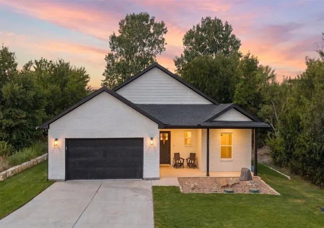 Photo 1 of Single family home for sale at 5507 Stonegate Cir, Granbury, TX 76048 | MLS# 21369698 | Listing updated on 2026-08-29