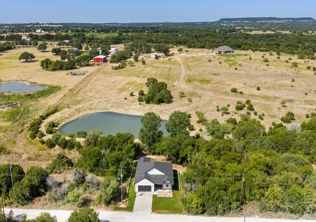 Photo 2 of Single family home for sale at 5507 Stonegate Cir, Granbury, TX 76048 | MLS# 21369698 | Listing updated on 2026-08-29