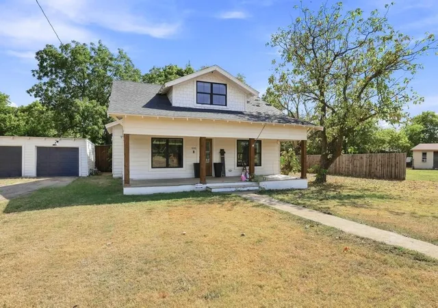 Photo 2 of Single family home for sale at 405 E College St, Gunter, TX 75058 | MLS# 21355438 | Listing updated on 2026-10-07