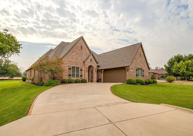 Photo 2 of Single family home for sale at 7101 Westover Dr, Granbury, TX 76049 | MLS# 21365704 | Listing updated on 2026-09-05