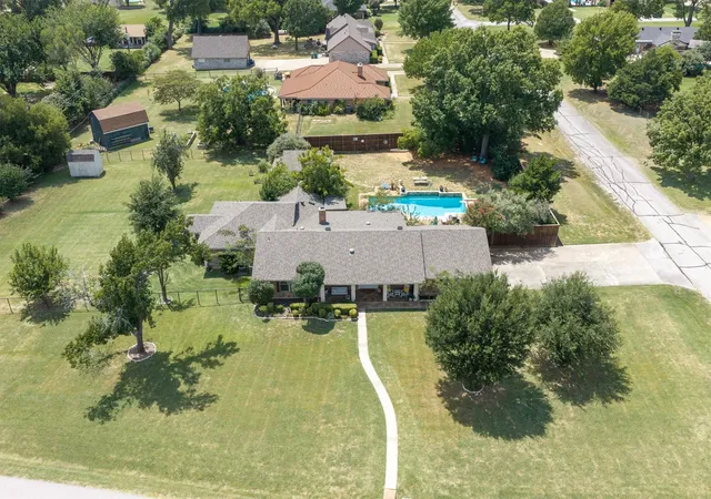 Photo 1 of Single family home for sale at 301 Meadow Knoll Dr, Double Oak, TX 75077 | MLS# 21369054 | Listing updated on 2026-10-03