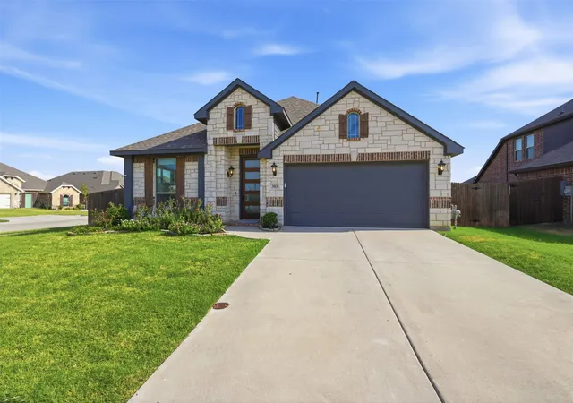 Photo 2 of Single family home for sale at 303 Pineview Ln, Ponder, TX 76259 | MLS# 21369243 | Listing updated on 2026-09-21