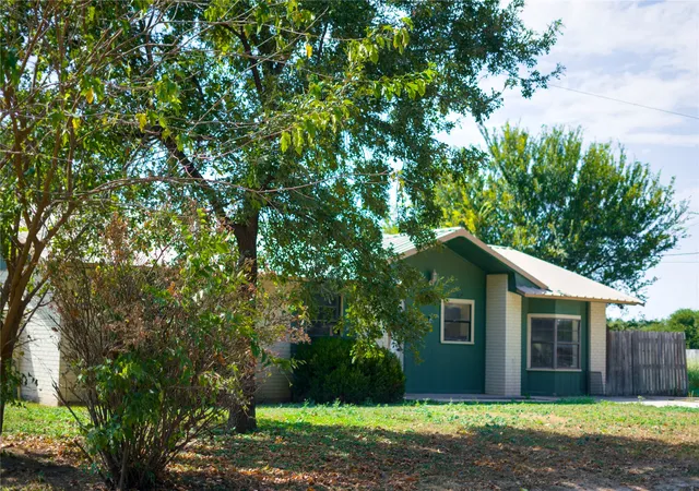 Photo 2 of Single family home for sale at 905 N 9th St, San Saba, TX 76877 | MLS# 21368818 | Listing updated on 2026-08-26