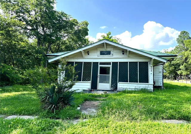 Photo 1 of Single family home for sale at 504 Brown Ave, Paris, TX 75460 | MLS# 21367970 | Listing updated on 2026-08-26