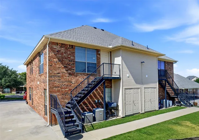 Photo 3 of House for sale at 304 Kourtney Ct, Weatherford, TX 76086 | MLS# 21357997 | Listing updated on 2026-08-27