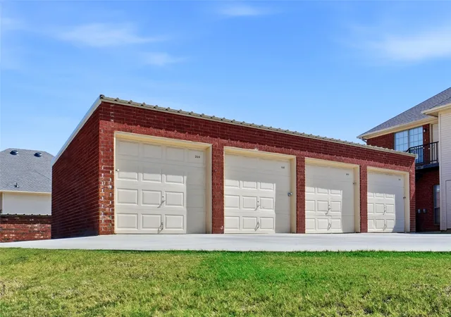Photo 4 of House for sale at 304 Kourtney Ct, Weatherford, TX 76086 | MLS# 21357997 | Listing updated on 2026-08-27
