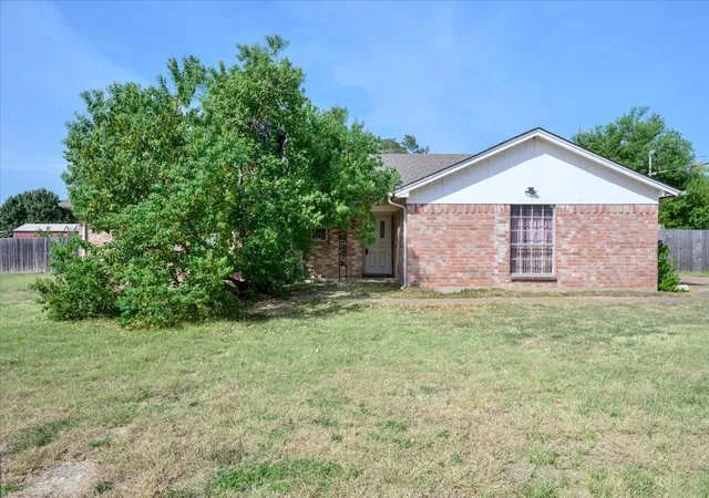 Photo 2 of Single family home for sale at 4000 Mountain Vista Dr, Granbury, TX 76048 | MLS# 21368362 | Listing updated on 2026-08-26