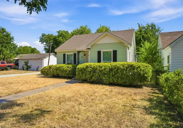 Photo 3 of Single family home for sale at 711 N 35th St, Waco, TX 76710 | MLS# 21368834 | Listing updated on 2026-09-25