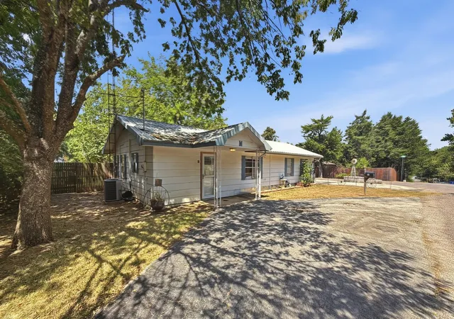 Photo 3 of Single family home for sale at 97 Heddingham Dr, Gordonville, TX 76245 | MLS# 21369909 | Listing updated on 2026-08-26