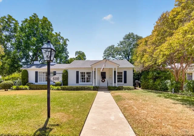 Photo 2 of Sale Pending at 600 N 33 St, Waco, TX 76707 | MLS# 21366723 | Listing updated on 2026-09-04
