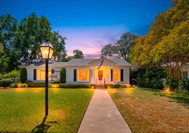 Photo 3 of Sale Pending at 600 N 33 St, Waco, TX 76707 | MLS# 21366723 | Listing updated on 2026-09-04