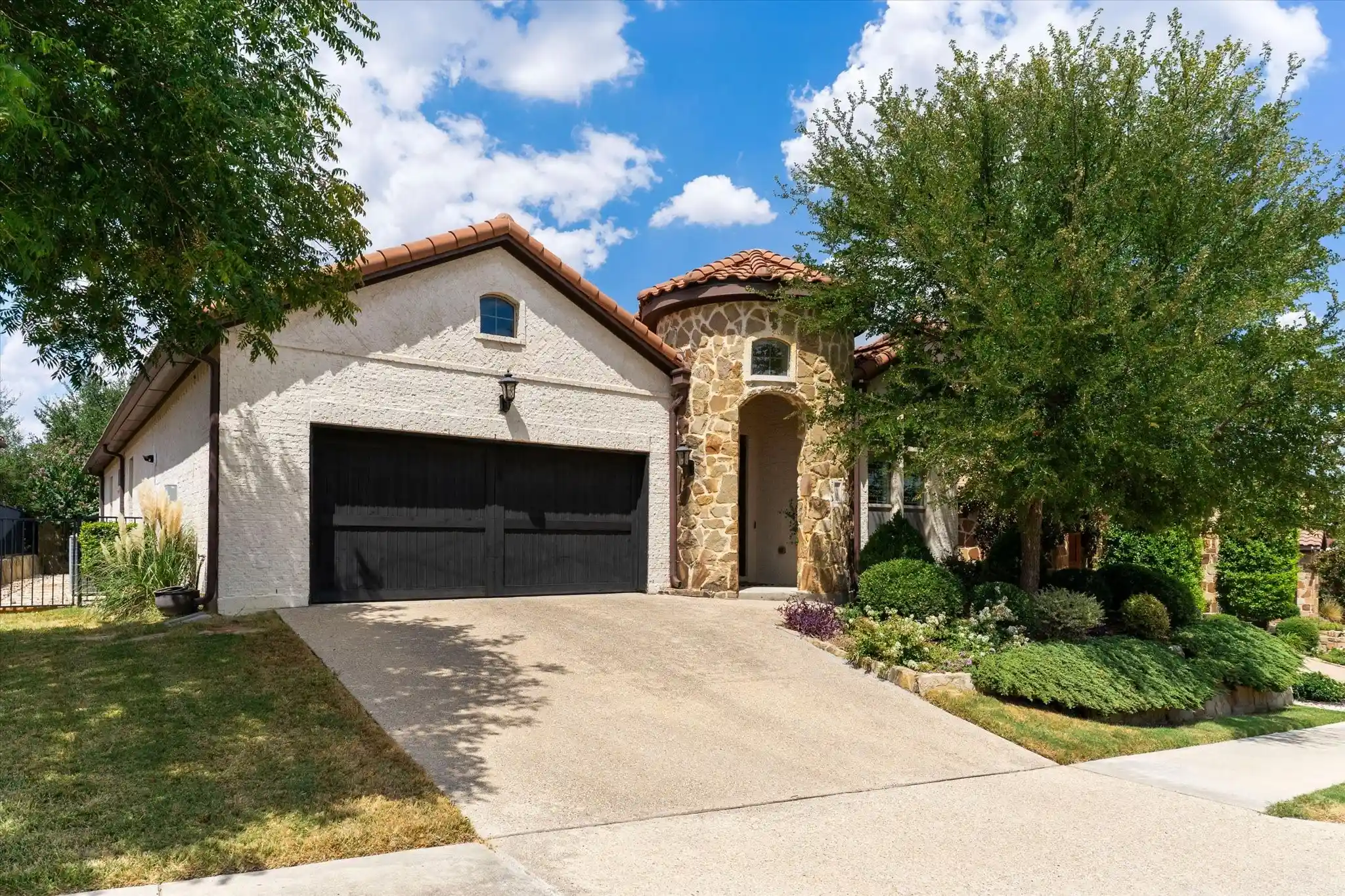 Photo 1 of Single family home for sale at 2909 Siena Dr, Denton, TX 76210 | MLS# 21369379 | Listing updated on 2026-10-19