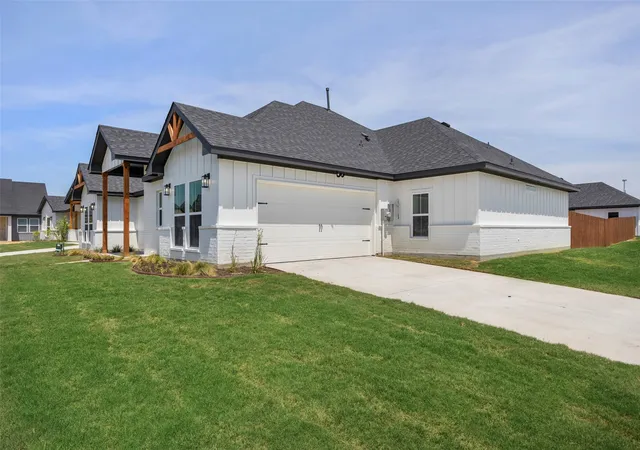Photo 2 of Single family home for sale at 200 Cliff Ct, Godley, TX 76044 | MLS# 21368349 | Listing updated on 2026-09-01
