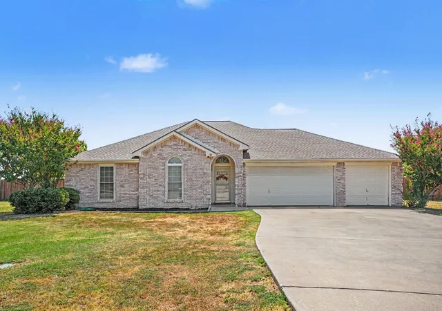 Photo 1 of Single family home for sale at 106 Bent Crk Ct, Waxahachie, TX 75165 | MLS# 21368942 | Listing updated on 2026-09-21