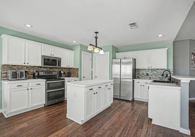 Photo 3 of Single family home for sale at 106 Bent Crk Ct, Waxahachie, TX 75165 | MLS# 21368942 | Listing updated on 2026-09-21