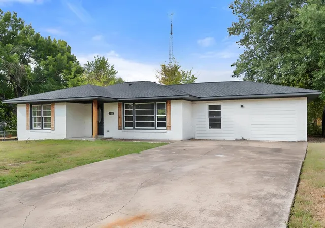 Photo 1 of Single family home for sale at 2922 College Cir, Corsicana, TX 75110 | MLS# 21369880 | Listing updated on 2026-08-26