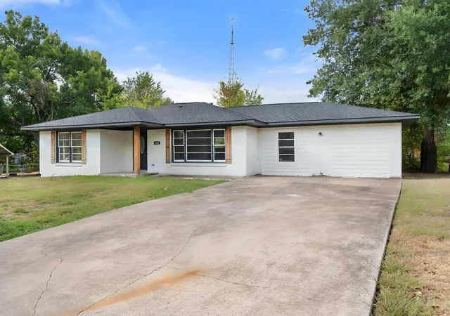 Photo 2 of Single family home for sale at 2922 College Cir, Corsicana, TX 75110 | MLS# 21369880 | Listing updated on 2026-08-26