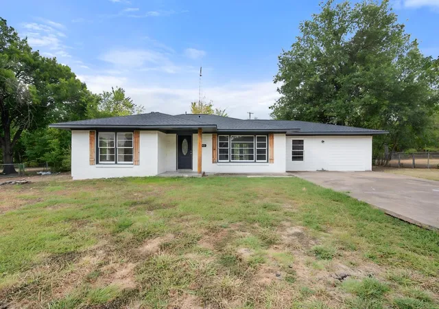 Photo 2 of Single family home for sale at 2922 College Cir, Corsicana, TX 75110 | MLS# 21369880 | Listing updated on 2026-08-26