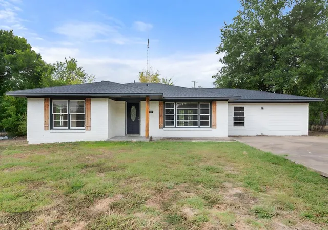 Photo 3 of Single family home for sale at 2922 College Cir, Corsicana, TX 75110 | MLS# 21369880 | Listing updated on 2026-08-26