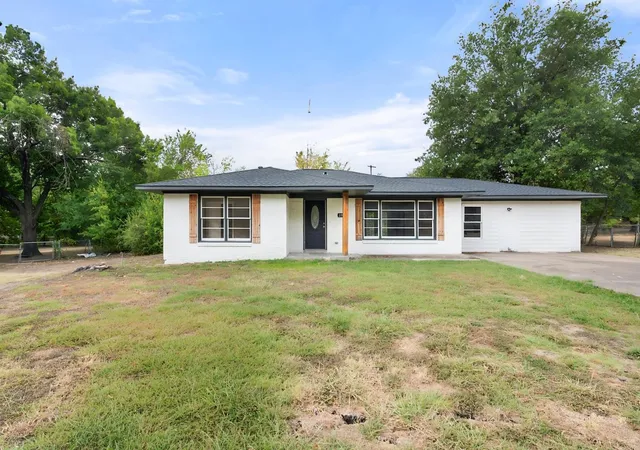 Photo 4 of Single family home for sale at 2922 College Cir, Corsicana, TX 75110 | MLS# 21369880 | Listing updated on 2026-08-26