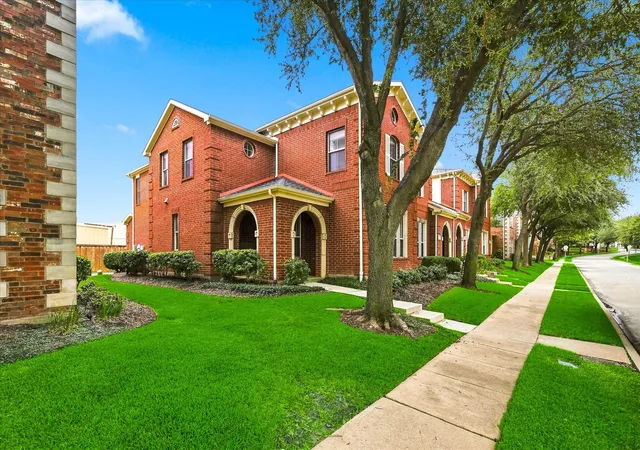 Photo 2 of Townhouse for sale at 424 Legends Dr, Lewisville, TX 75057 | MLS# 21367456 | Listing updated on 2026-09-29
