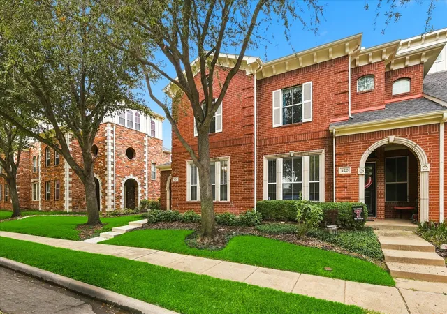 Photo 3 of Townhouse for sale at 424 Legends Dr, Lewisville, TX 75057 | MLS# 21367456 | Listing updated on 2026-09-29