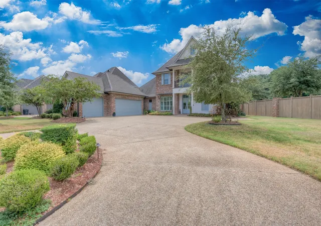 Photo 2 of Single family home for sale at 110 Overbrook Ln, Bossier City, LA 71111 | MLS# 21370153 | Listing updated on 2026-08-27