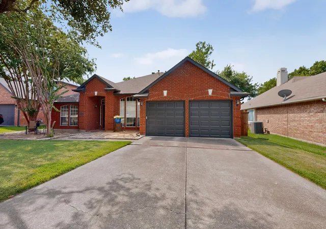 Photo 1 of Single family home for sale at 605 Oak Hollow Ln, Flower Mound, TX 75028 | MLS# 21370048 | Listing updated on 2026-10-01