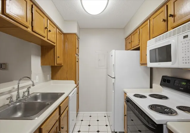 Listing Photo 4 - Condo for sale in building located at 3209 Donnelly Cir, Fort Worth, TX 76107 - Unit #107