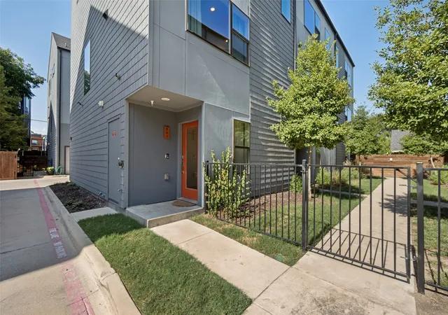 Photo 2 of Condo for sale at 427 W 10th St #601, Dallas, TX 75208 | MLS# 21369461 | Listing updated on 2026-09-26