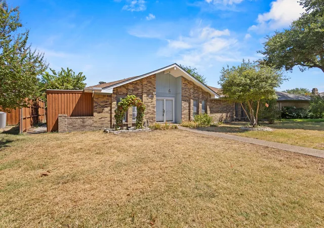 Photo 3 of Single family home for sale at 807 Morningstar Trl, Richardson, TX 75081 | MLS# 21364302 | Listing updated on 2026-09-24