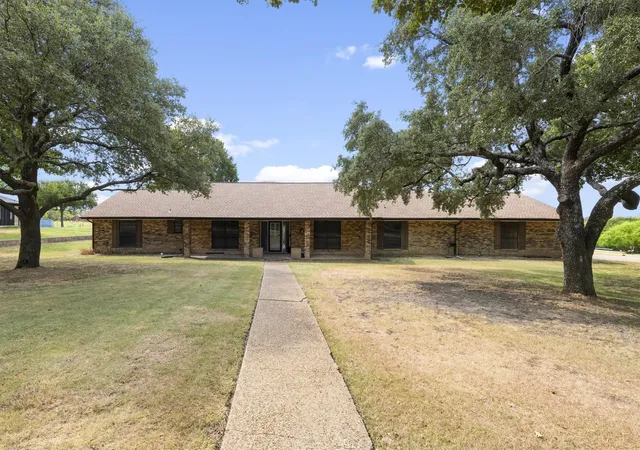 Photo 2 of Single family home for sale at 5 Crestview Cir, Rockwall, TX 75087 | MLS# 21369973 | Listing updated on 2026-09-22