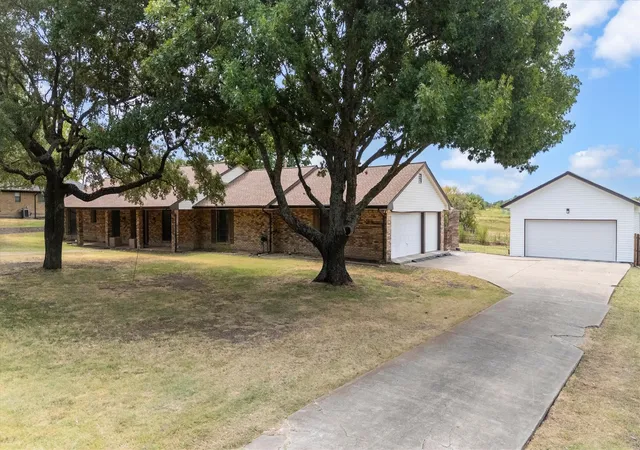 Photo 1 of Single family home for sale at 5 Crestview Cir, Rockwall, TX 75087 | MLS# 21369973 | Listing updated on 2026-09-22