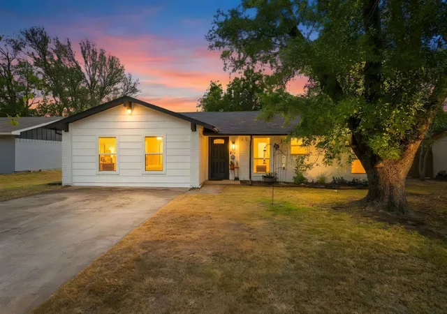 Photo 1 of Single family home for sale at 310 Bellaire Dr, Denton, TX 76209 | MLS# 21370002 | Listing updated on 2026-10-06