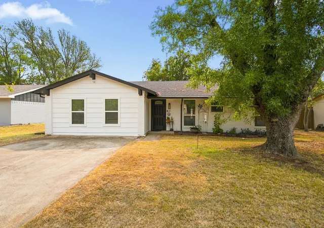 Photo 2 of Single family home for sale at 310 Bellaire Dr, Denton, TX 76209 | MLS# 21370002 | Listing updated on 2026-10-06