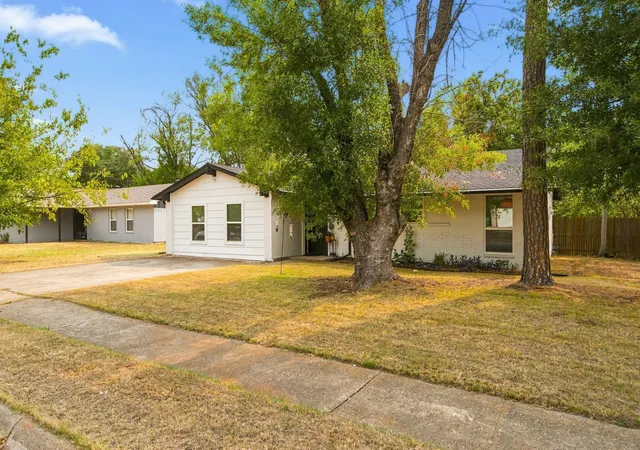 Photo 3 of Single family home for sale at 310 Bellaire Dr, Denton, TX 76209 | MLS# 21370002 | Listing updated on 2026-10-06