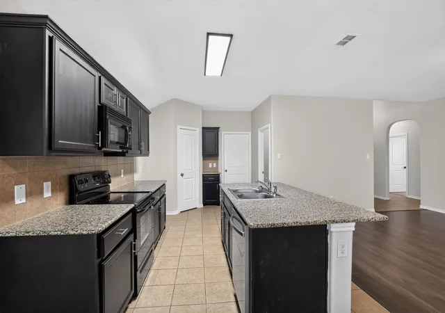 Photo 4 of Single family home for sale at 436 Cameron Hill Pt, Fort Worth, TX 76134 | MLS# 21370493 | Listing updated on 2026-08-27