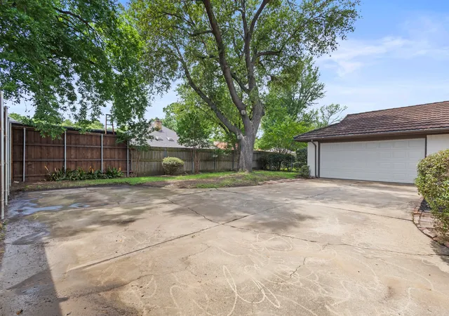 Photo 4 of Single family home for sale at 442 Hanover Ln, Irving, TX 75062 | MLS# 21370499 | Listing updated on 2026-09-28