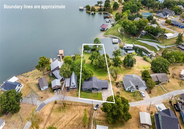 Photo 3 of Single family home for sale at 80 Bayside Cir, Gainesville, TX 76240 | MLS# 21370522 | Listing updated on 2026-08-31