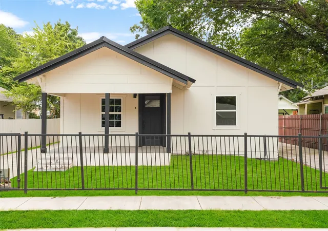 Single family home for sale at 2520 Dell St, Fort Worth, TX 76111 | MLS# 21370537