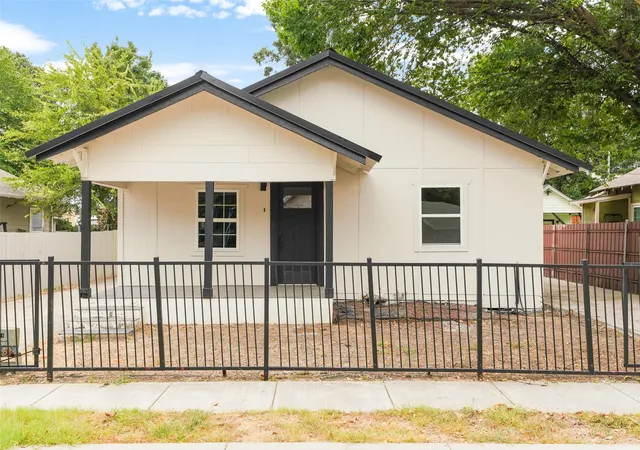 Photo 2 of Single family home for sale at 2520 Dell St, Fort Worth, TX 76111 | MLS# 21370537 | Listing updated on 2026-10-02