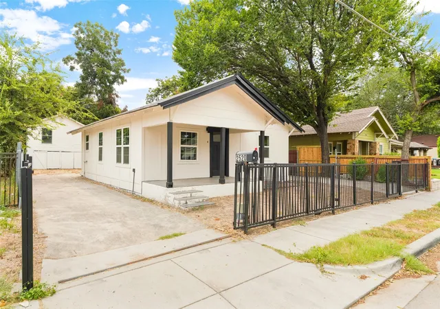 Photo 3 of Single family home for sale at 2520 Dell St, Fort Worth, TX 76111 | MLS# 21370537 | Listing updated on 2026-10-02