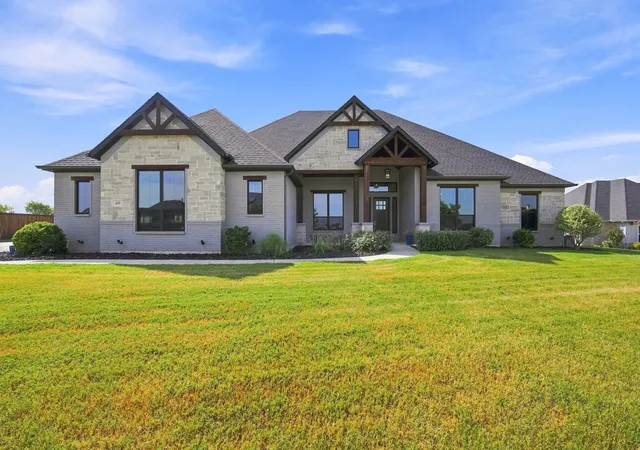 Photo 3 of Single family home for sale at 400 Dove Meadow Trl, Waxahachie, TX 75167 | MLS# 21368181 | Listing updated on 2026-10-05