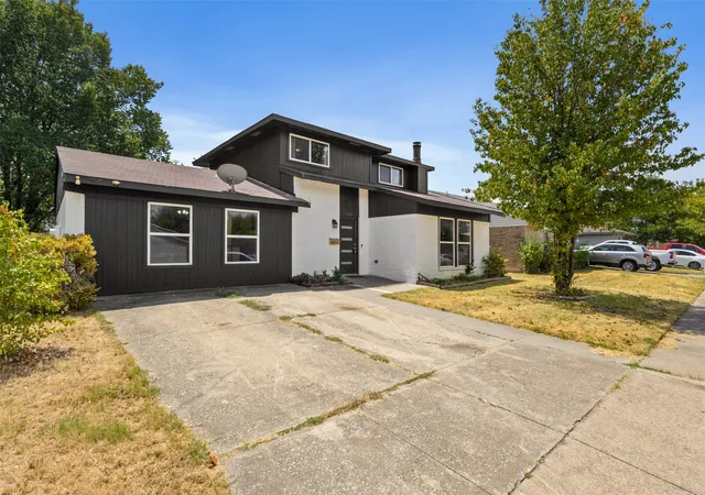Photo 2 of Single family home for sale at 1309 Glenwood St, Grand Prairie, TX 75052 | MLS# 21370067 | Listing updated on 2026-08-29