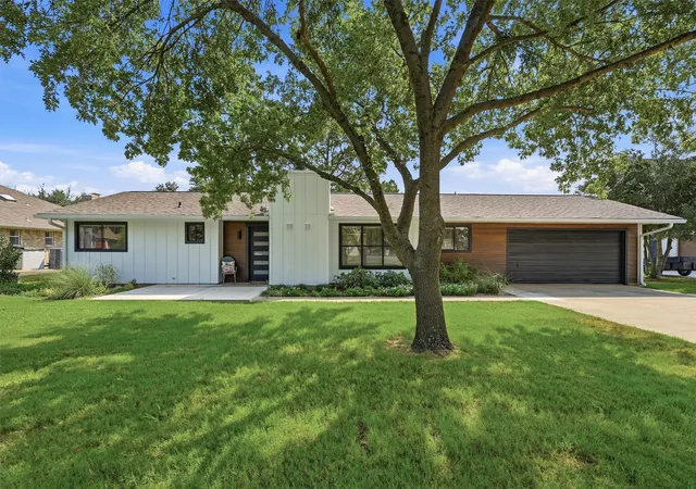 Photo 1 of Single family home for sale at 722 Kiowa Dr W, Lake Kiowa, TX 76240 | MLS# 21370239 | Listing updated on 2026-09-04