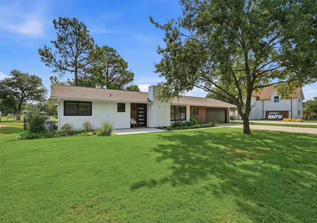 Photo 3 of Single family home for sale at 722 Kiowa Dr W, Lake Kiowa, TX 76240 | MLS# 21370239 | Listing updated on 2026-09-04