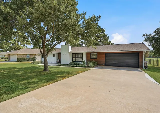 Photo 3 of Single family home for sale at 722 Kiowa Dr W, Lake Kiowa, TX 76240 | MLS# 21370239 | Listing updated on 2026-09-04